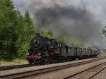Die 58 311 am 23.05.2010 mit einem Pendelzug bei der Ausfahrt aus Neuenmarkt-Wirsberg.