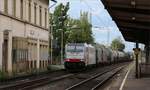 186 451 mit gemischtem Güterzug in Richtung Süden passiert das nicht mehr im besten Zustand befindliche Bahnhofsgebäude von Bad Hönningen.