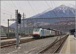 Die 186 509 und eine weitere Railpool Maschine sind mit einem Güterzug in Brig auf dem Weg in Richtung Norden. 

2. Feb. 2024