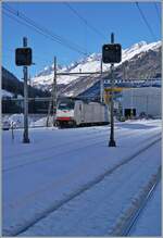 Bis die Wagen beladen sind, wartet die Railpool 186 497 in Airolo. 

25. Jan. 2025