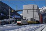 Die Railpool 186 497 ist mit ihrem aus Sggrrs S204 Wagen bestehendem Güterzug in Airolo eingetroffen un hat die Wagen bereits zur Abfüllanlage rangiert. Hier wird das Aushubmaterial der Gotthard-Tunnel-Autobahn (2. Röhre) verladen und dann nach Flüelen gebracht. 

21. Jan. 2025