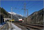 Die Railpool 186 110 ist mit einem leeren Güterzug bestehend aus Sggrrs S204 Wagen kurz vor Göschenen auf dem Weg nach Airolo. 

21. Jan 2025