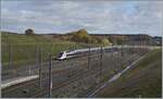 Auf dem Bahnsteig in Meroux stehend gleitet der Blick über den nördlichen Teil des TGV Bahnhofs Belfort-Montbéliard TGV mit dem nach Luxembourg  ausfahrenden TGV Duplex.