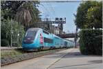 Der SNCF OUIGO 7856 verlässt den Bahnhof von Antibes. Der Zug besteht aus zwei TGV Rame, hier ist nur der hintere, der TGV DASYE mit der Nummer 777 zu sehen.

27. März 2025