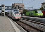 Ein DB ICE 4 von Interlaken Ost nach Hamburg Altona begegnet in Spiez der BLS Re 465 012.