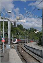 Der TGV Lyria 9768 von Lausanne nach Paris Gare de Lyon mit dem bestehend aus dem Rame 4722 verlässt Bellegarde (Ain) über die für den TGV Verkehr aufgefrischte (Neben)-Bahnstecke in