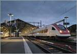 Ein Versuch mit dem Handy: Blaue Stunde in Lausanne mit dem zur Abfahrt bereiten ICN RABDe 500 016-4  Alice Rivaz  welcher mit einen weitren ICN in Lausanne auf Gleis 5 steht.