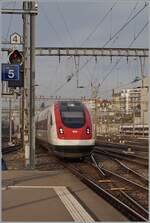Ein SBB ICN erreicht sein Ziel Lausanne und wird nun über eine  Weiche  fahren, die ihre Funktion nicht mehr erfüllen kann.
