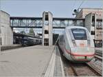 Nachdem der Gegenzug in Form des ICE 4 von Interlaken Ost nach Hamburg Altona in Spiez eingetroffen ist, kann der MOB BLS GoldenPass Express GPX 4064 seine Fahrt nach Interlaken Ost fortsetzen.