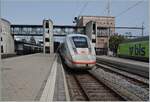 Nachdem der Gegenzug in Form des ICE 4 von Interlaken Ost nach Hamburg Altona in Spiez eingetroffen ist, kann der MOB BLS GoldenPass Express GPX 4064 seine Fahrt nach Interlaken Ost fortsetzen.

30. August 2023