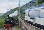 Die Blonay-Chamby G 2x 2/2 105 erreicht Chamby, während recht im Bild in MOB Alpina Chamby in Richtung Les Avants verlässt.