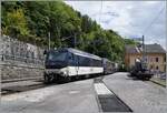 Die MOB Ge 4/4 8004 ist mit ihrem GoldenPass Express GPX 4074 auf dem Weg nach Interlaken Ost und fährt durch den Bahnhof von Chamby.